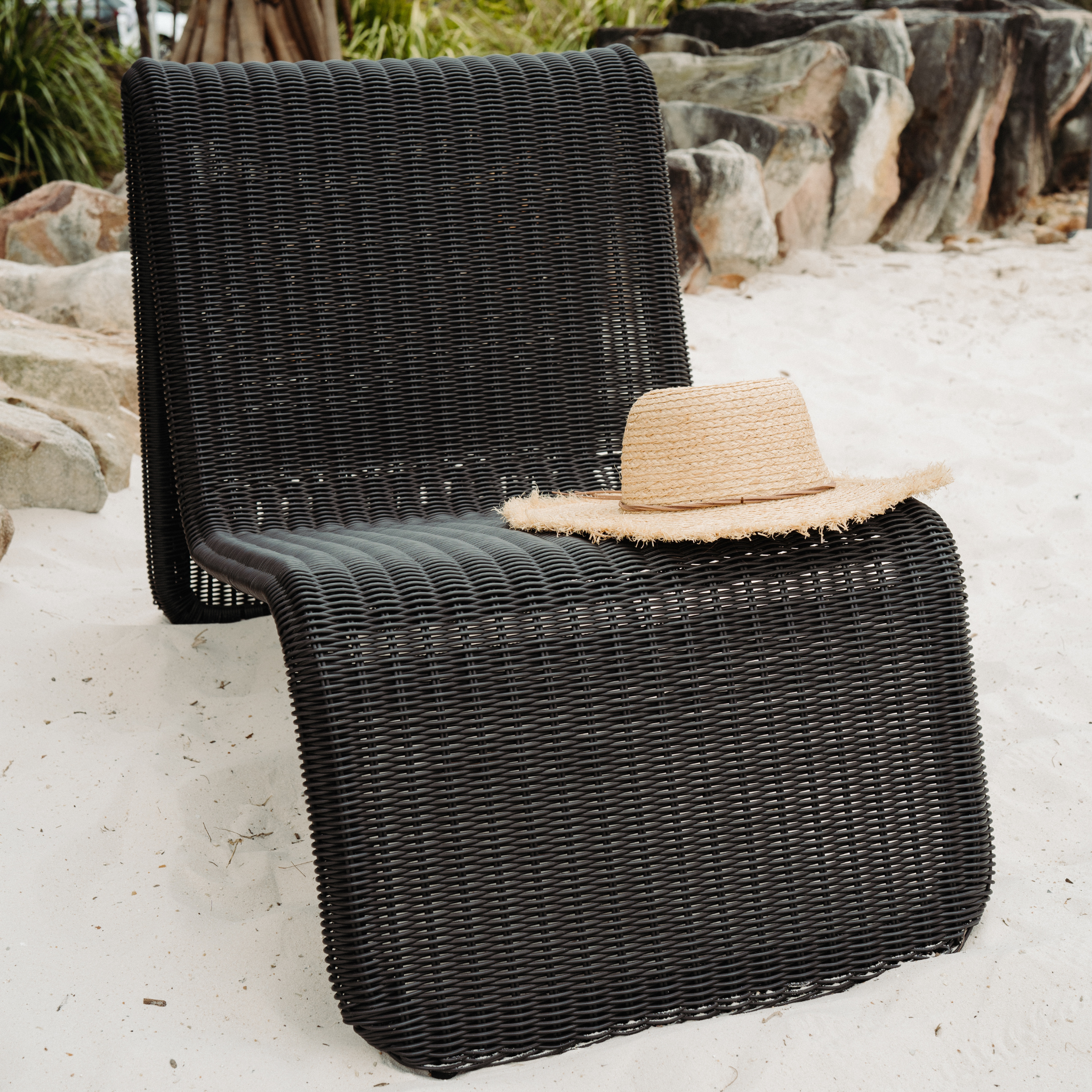 Black wicker discount outdoor lounge chair